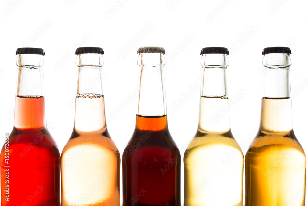 Limonaden und Cola in Flaschen aus Glas