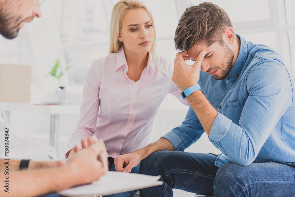 Obraz premium Anxious woman with man in desperation