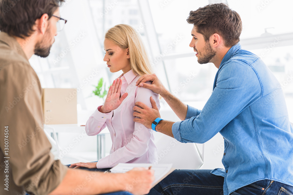 Obraz premium Man trying to make up quarrel