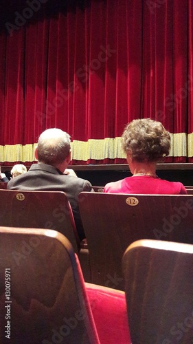 Coppia di anziani a teatro