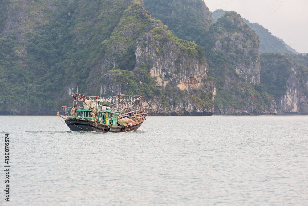 Obraz premium A local boat in Halong Bay, Vietnam