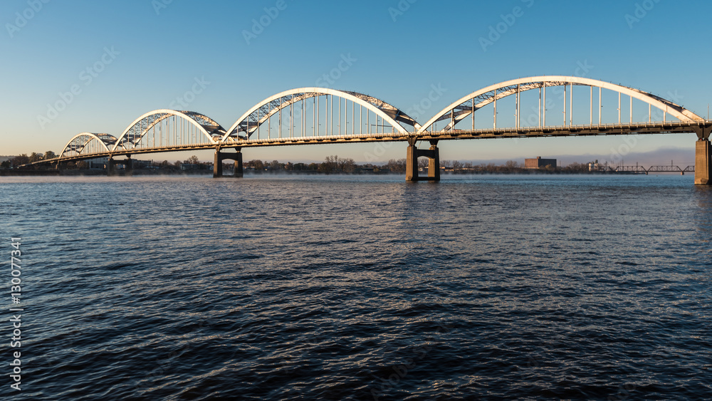 Naklejka premium Centennial Bridge Crosses the Mississippi River