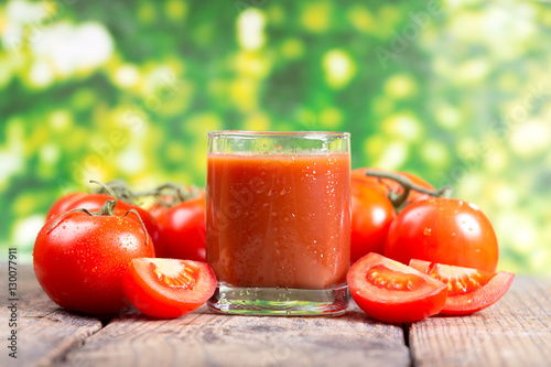 Bild auf Leinwand glass of tomato juice with fresh tomatoes