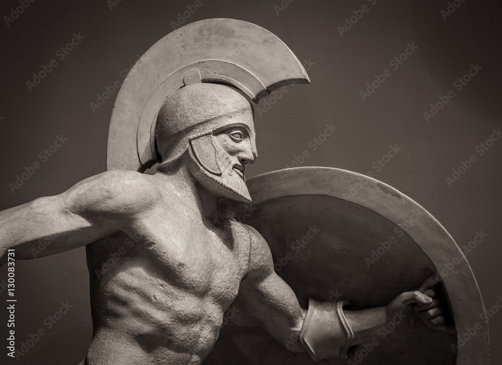 Naklejka premium Głowa w hełmie Grecka starożytna rzeźba wojownika