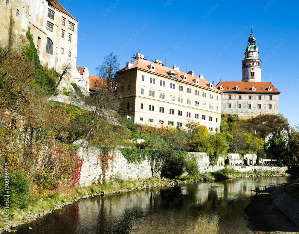 Obraz premium Cesky Krumlov castle with Vltava river