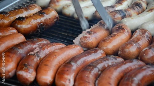 Bratwürste und Cervelat auf dem Grill