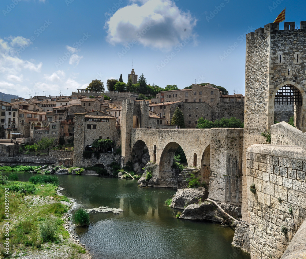 Puente románico de Besalú sobre el rio Fluviá, Girona