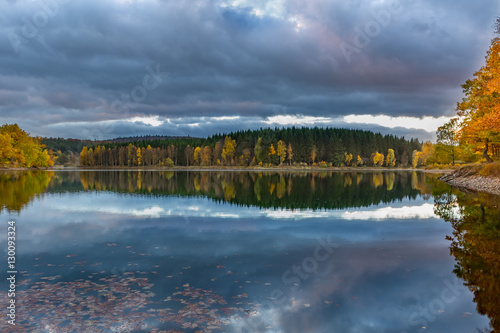 Sonnenuntergang im Herbst am See