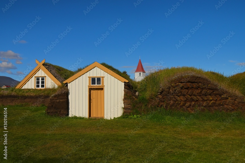 Torfhäuser mit Kirche (Glaumbaer- Island) Torfhäuser mit Kirche (Glaumbaer- Island)