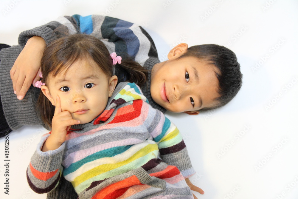 7歳と2歳の兄妹 7歳と2歳の兄妹