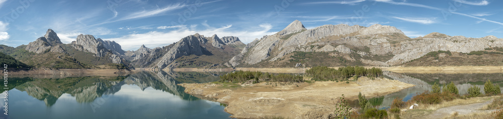 Panoramica pantano de Riaño , León , Castilla y Leon , España Panoramica pantano de Riaño , León , Castilla y Leon , España