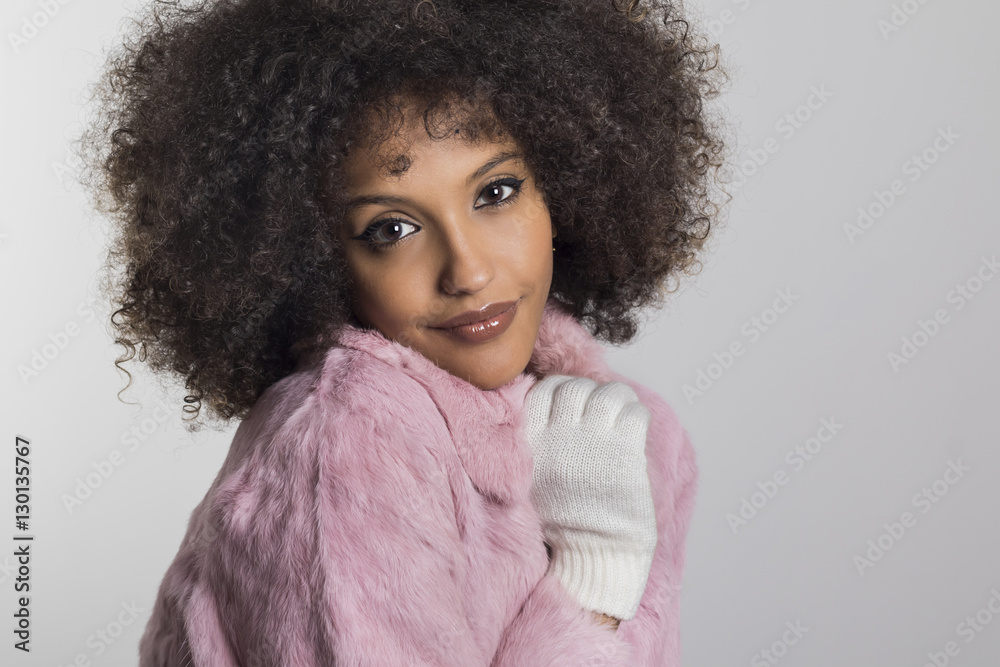 Mujer de color con abrigo rosa de pelo foto de Stock | Adobe Stock