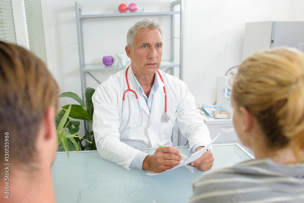 Obraz premium doctor's report to patient