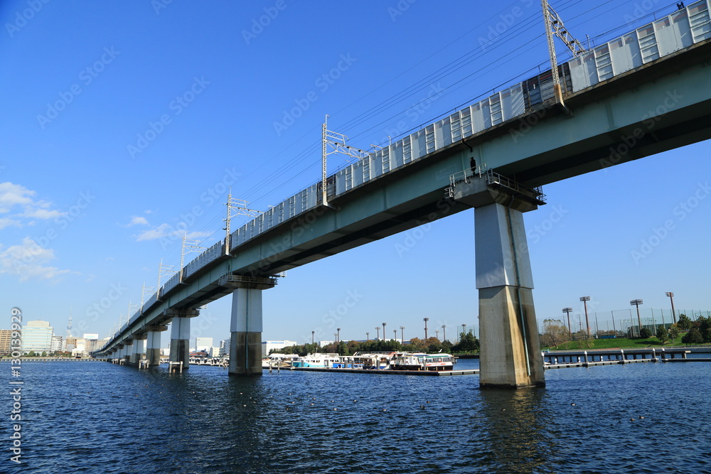 運河に架かる鉄道橋