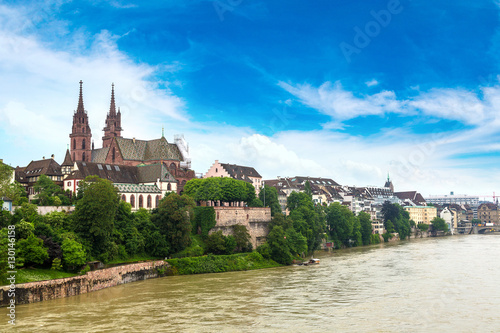 Munster and Rhine river in Basel © Sergii Figurnyi