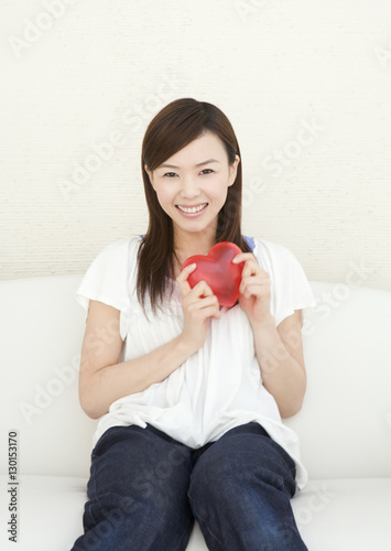 Tableau sur toile Woman Holding Heart Shaped Toy