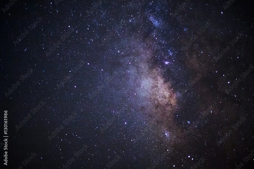 Fototapeta premium Zbliżenie galaktyki Drogi Mlecznej z gwiazdami i kosmicznym pyłem w ONZ