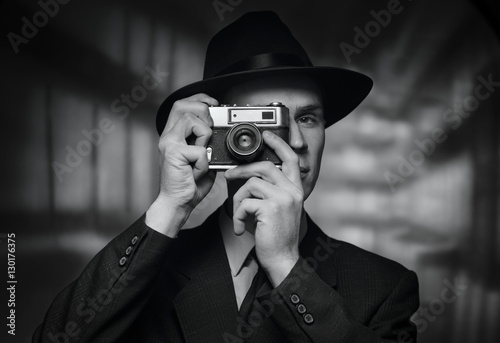 1950s man in hat taking a picture