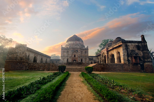 Foto Bada Gumbad Complex at early morning in Lodi Garden Monuments, Delhi, India