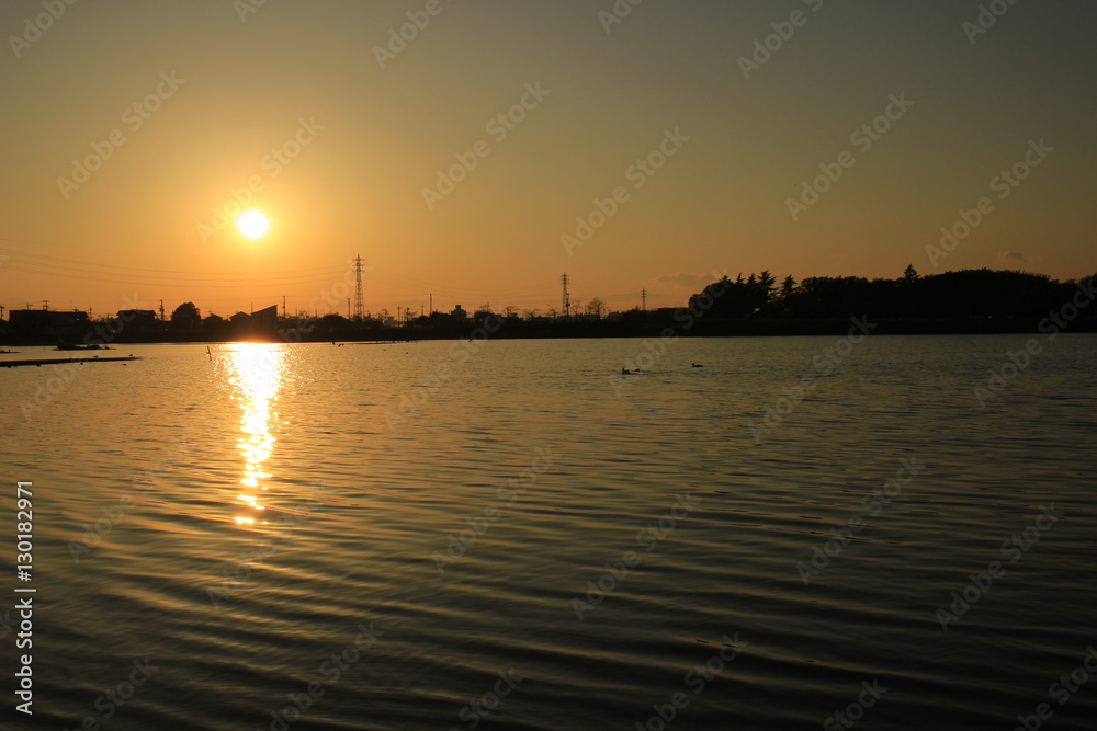 湖畔の夕日
