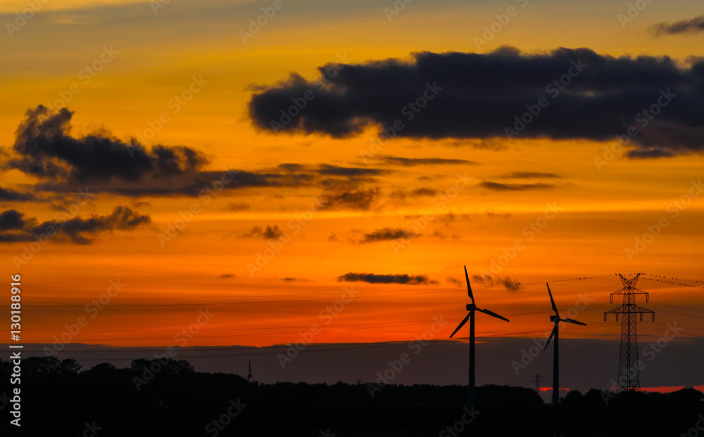 Windkraft an der Nordseeküste am Abend