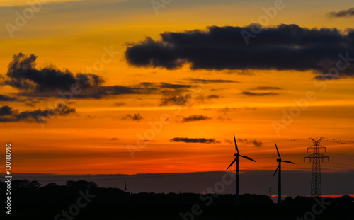 Windkraft an der Nordseeküste am Abend