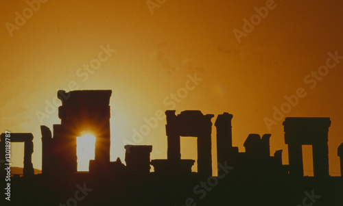 Fars: Die Persepolis Takht-E Jamshid Ruinen im Gegenlicht bei Sonnenuntergang