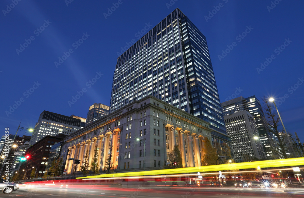 Fototapeta premium 丸の内ビル街の夜景