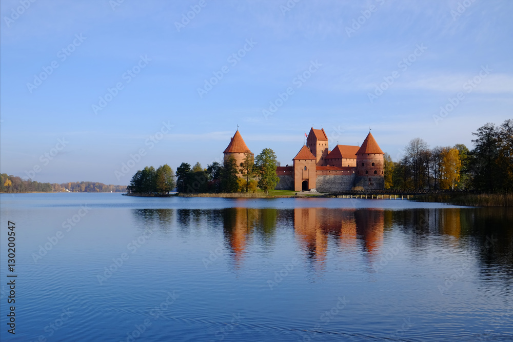 Obraz premium Trakai Castle at sunrise.