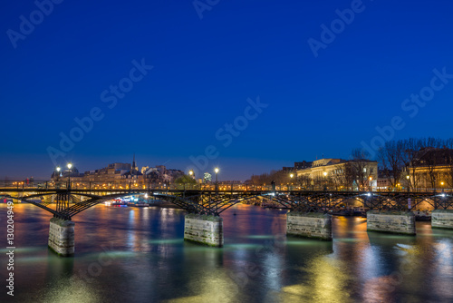 Pont des arts Bridge by the Seine river iin Paris at night © Netfalls