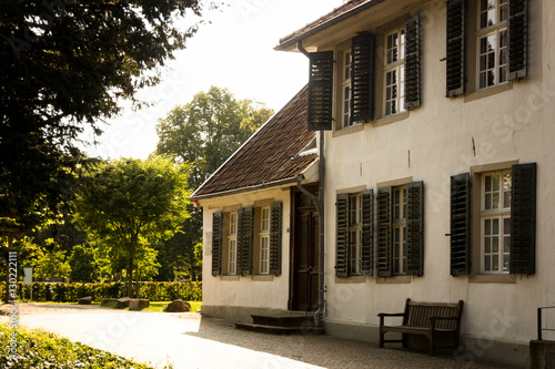 Altes Haus mit Fensterläden in einem Park im Münsterland