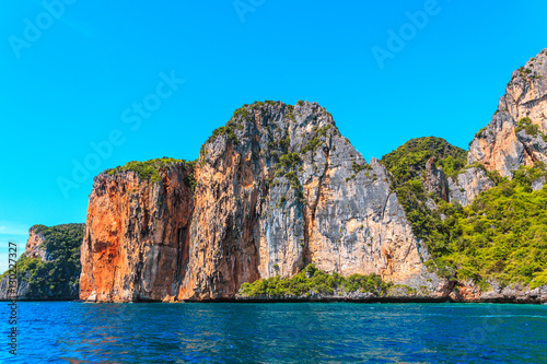 Obraz na płótnie Maya bay Phi Phi Islands andaman sea Krabi, South of Thailand. w salonie