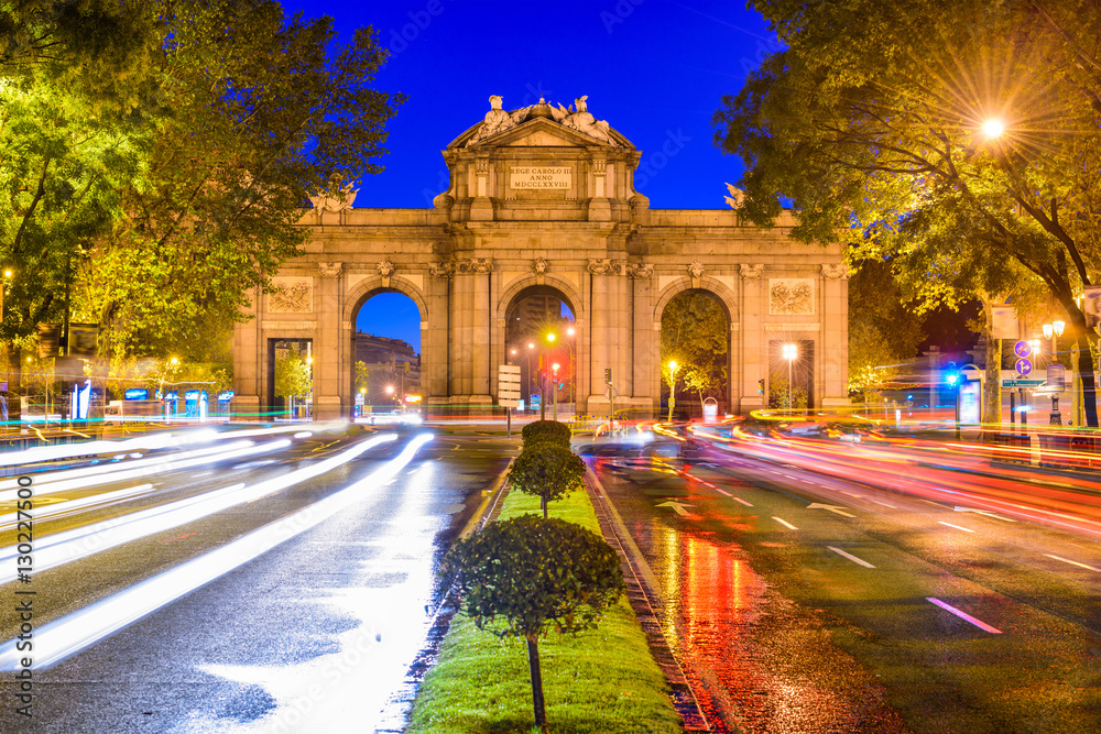 Fototapeta premium Madrid, Spain cityscape at Puerta de Alcala Gate and Calle de Alcala.