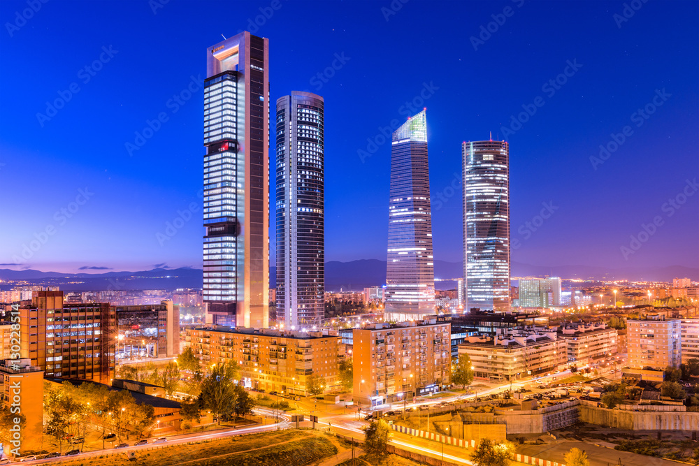 Fototapeta premium Madryt, Hiszpania panoramę w dzielnicy finansowej.