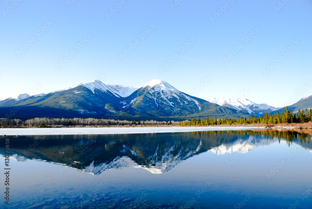 Naklejka premium 冬のカナディアン・ロッキー 朝のバーミリオン・レイク