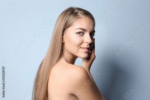 Beautiful young woman on co...