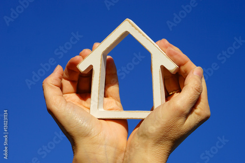 maison et mains de femmes photo