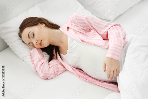 Young pregnant woman sleepi...