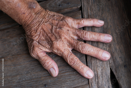 Valokuva Hand old man
