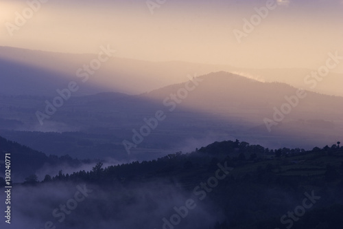 Frankreich. Auvergne. Haute Loire. Le Monastier sur Gazeille. Vulkanlandschaft im Sonnenuntergang. photo