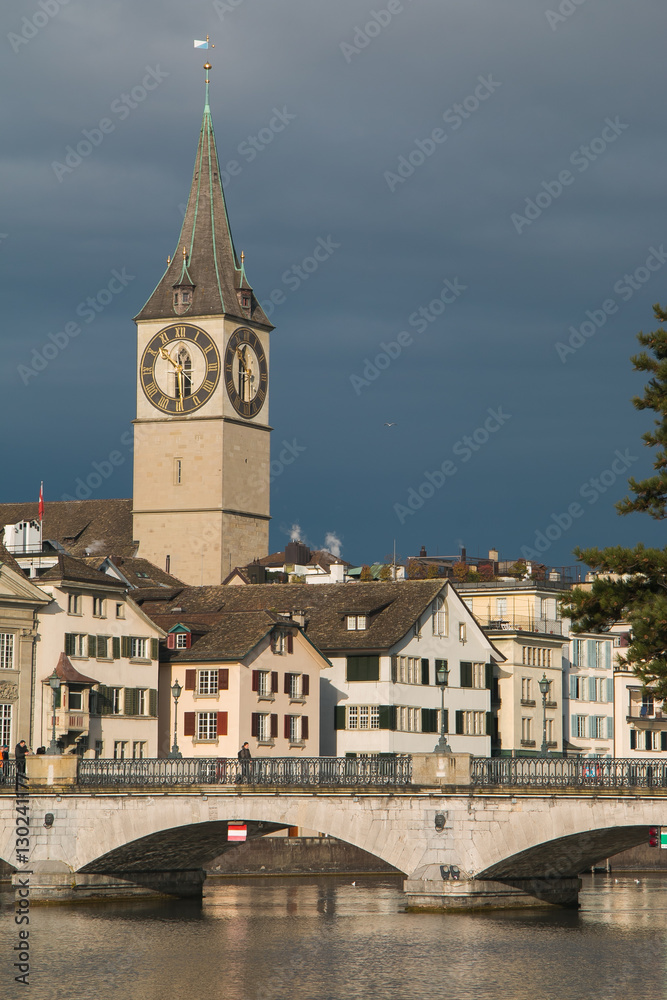 Chiesa di San Pietro e fiume Limmat a Zurigo in Svizzera Chiesa di San Pietro e fiume Limmat a Zurigo in Svizzera