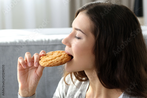 Pretty young woman eating t...
