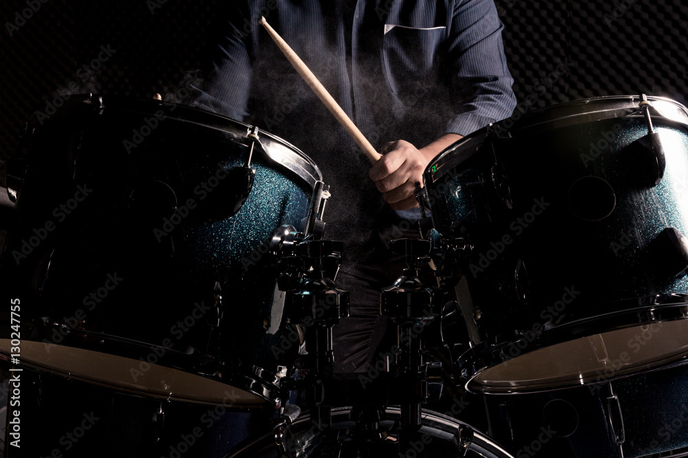 Naklejka premium The man is playing drumset