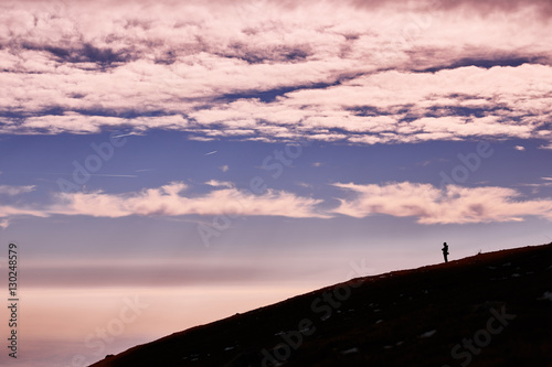 Shilouette uomo in montagna al tramonto