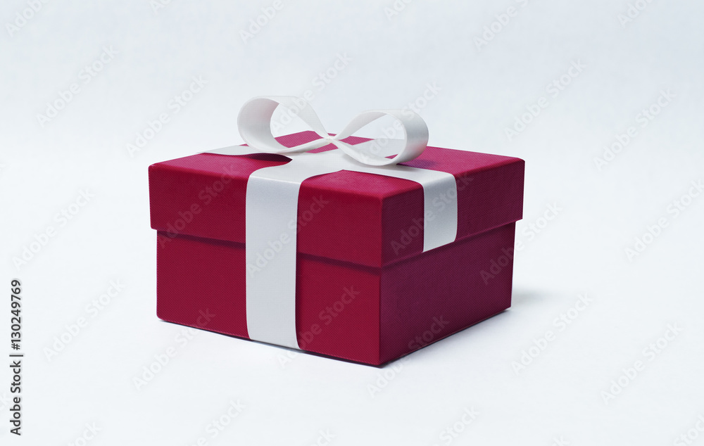 Obraz premium Red gift box with white ribbon