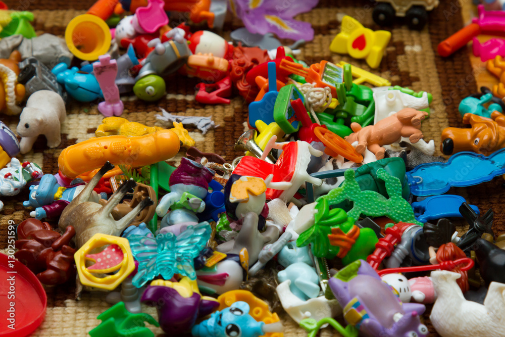Foto Stock scattered small toys on the floor | Adobe Stock