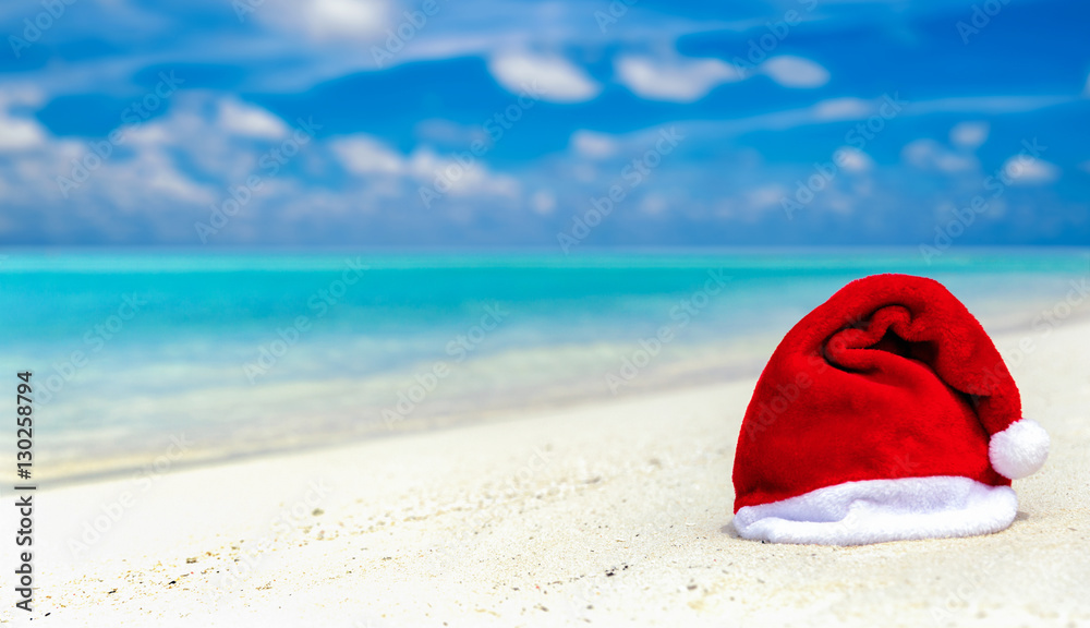 Tropischer Strand mit Weihnachts Mütze Tropischer Strand mit Weihnachts Mütze