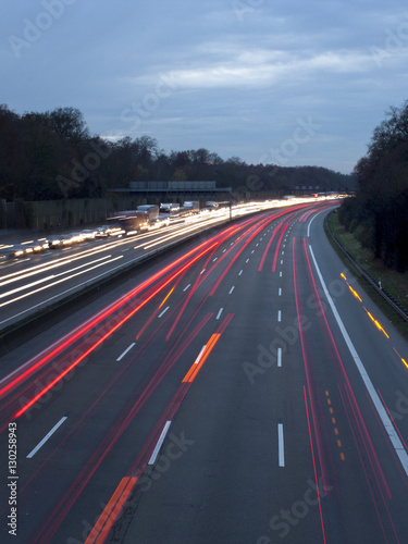 Autobahn zur Rush Hour in der Dämmerung mit verwischten Lichtern