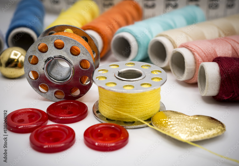 Nähzubehör mit verschiedenfarbigen Nähgarnrollen und Spulen