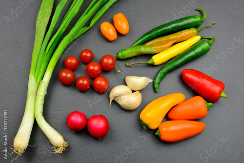 Verschiedenes Gemüse auf einer Schieferplatte